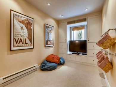 Four Bedroom Townhome with Views of Slopes!